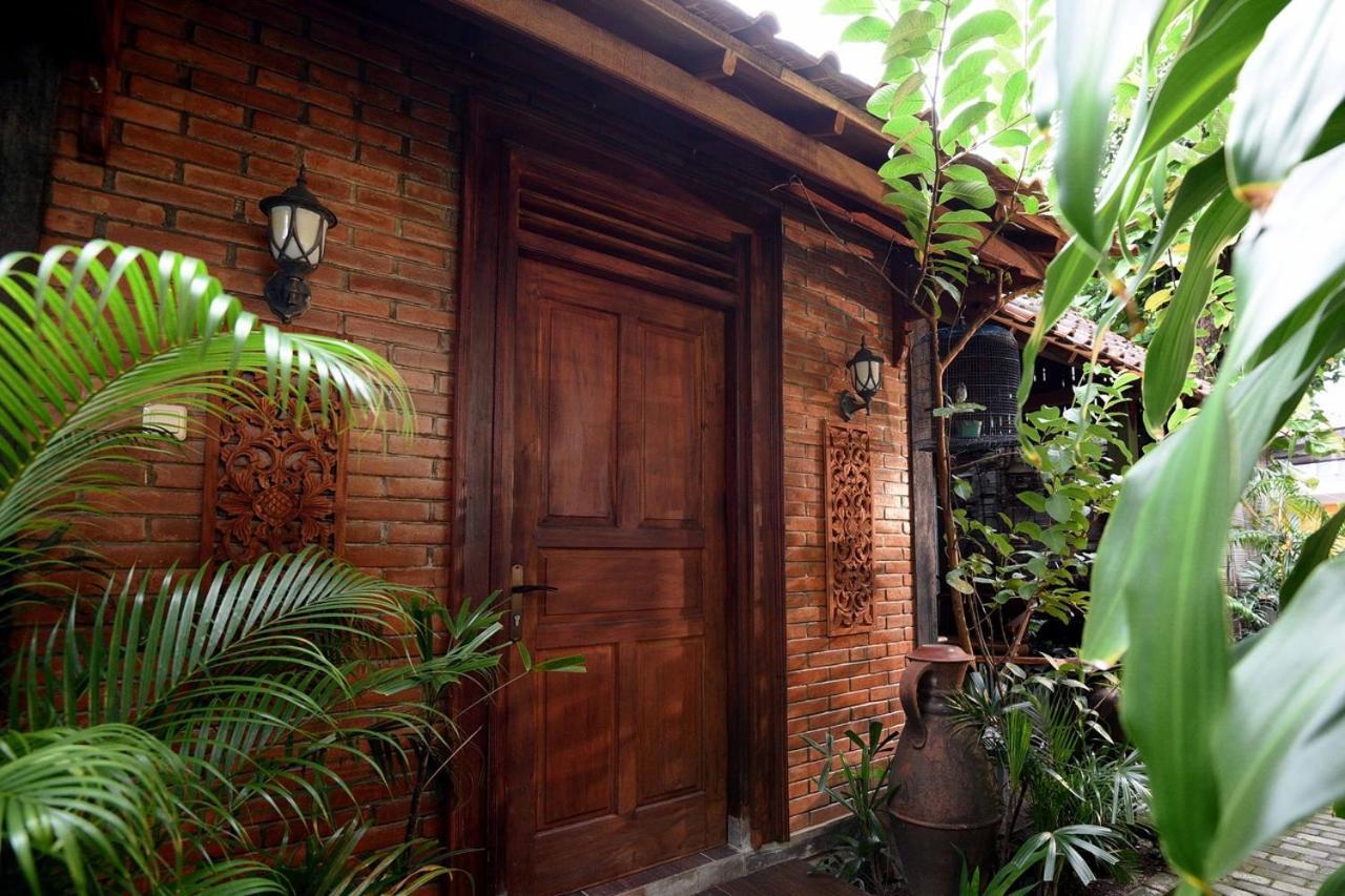 Ndalem Maharani Guest House Yogyakarta Exterior foto