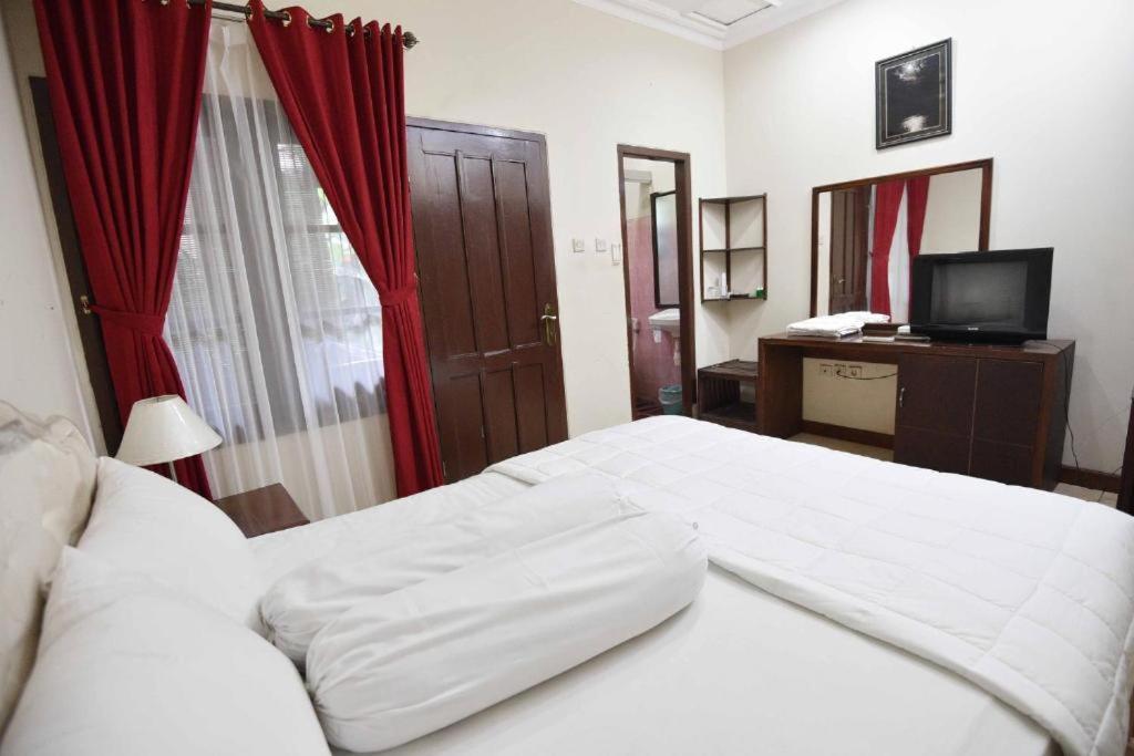 Ndalem Maharani Guest House Yogyakarta Exterior foto